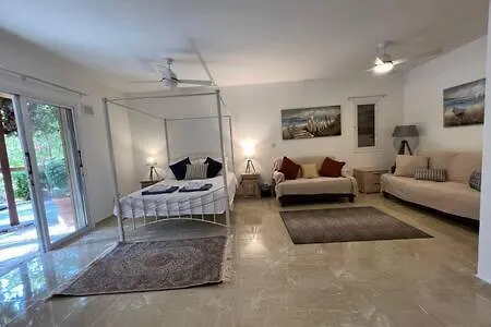 Regina Gardens - Spacious, 3 Bed, Ground Floor Unit With Large Patio דירה