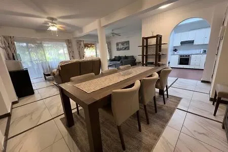 Regina Gardens - Spacious, 3 Bed, Ground Floor Unit With Large Patio Apartman